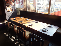 ※8名テーブル席の写真イメージです。