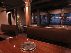 川沿いの景色を眺めながらお食事が楽しめる開放感あふれるテーブル席がございます。特別なデートやご家族連れの方にも◎大切な人との会話も弾み、リラックスした雰囲気の中で美味しいお肉やお酒を堪能できます。ゆったりとした時間の流れを感じながら、楽しい時間をお過ごしください。