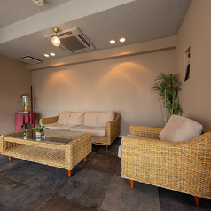 【テーブル席 4×4】友達や同僚と過ごす時間が特別なものになる場所です！開放感あふれる店内は、賑やかさと活気に満ちています☆4人掛けのテーブルが4つあり、グループでの集まりにも便利。飲み会やおしゃべりが盛り上がること間違いなし！楽しい時間が流れるこの空間で、心温まるひと時を味わってください♪