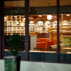 店内の随所に見られる、仕切りのあるお席です。周囲の席からの視線を遮り、適度なプライベート感を保ちます。夫婦や記念日などの特別なシーンで、落ち着いたムードの中、親密な会話を楽しみたい時にぴったりです。