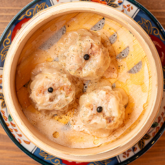 店内で手包み！溢れる肉汁と生姜の香りが絶品のシウマイの写真