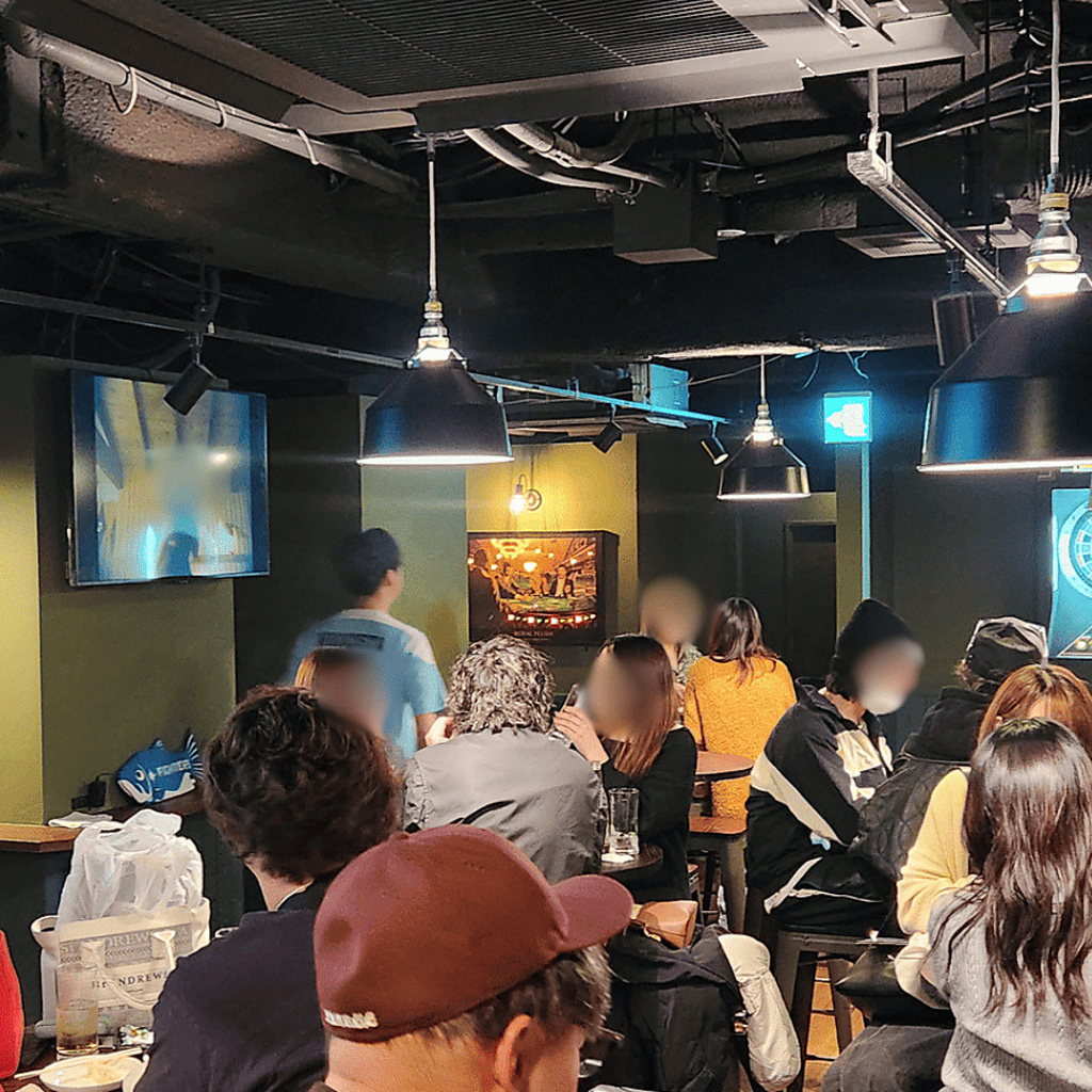 大画面スクリーンのほかモニターもついているので店内のどこからでも観戦可能です！