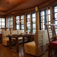 窓際のお席はシクロで一番の人気席です！是非お早めに