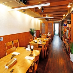 貸切は最大40名様まで対応可能で、20名様からご利用可能です。余裕のあるゆったりとした空間は同窓会、会社宴会、パーティーなど、さまざまなイベントに最適！周りを気にせず、仲間との楽しい時間をお過ごしいただけるプライベート感が魅力です。温かみのある木のインテリアと落ち着いた雰囲気の中で、存分に楽しめます。