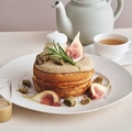 料理メニュー写真 【8月限定】いちじくとほうじ茶クリームのパンケーキ　ローズマリーミルクティーソース