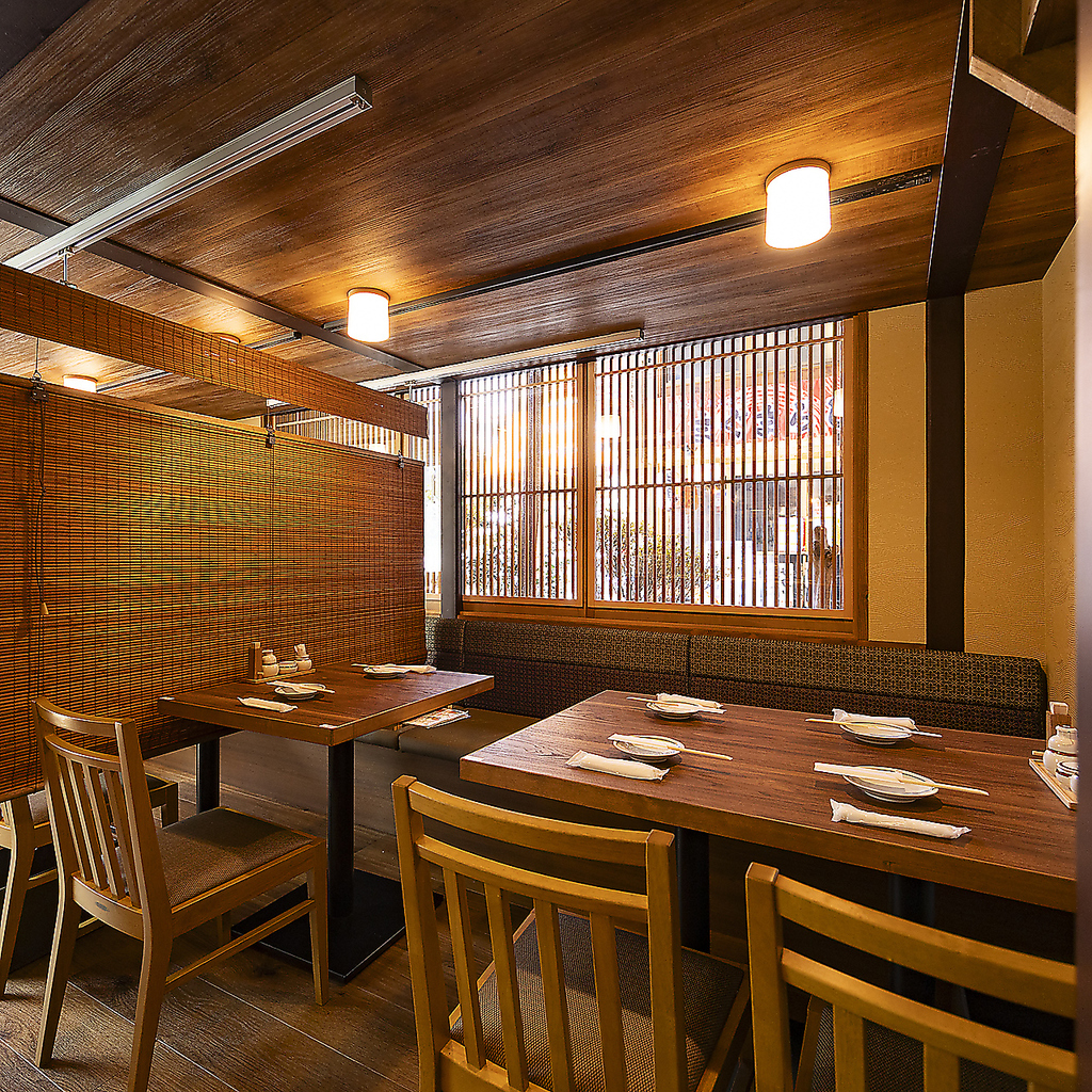 最大20名様までご利用いただけるテーブル席♪ゆったりとした空間で木の温もりを感じながらお食事可◎