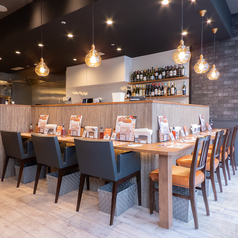 お一人様も大歓迎！調理の活気が伝わるカウンター席は、お仕事帰りのサク飯やクイックランチに最適です◎奥行きのある広々としたカウンターで、ボリューム満点のパスタもゆったりとお召し上がりいただけます♪