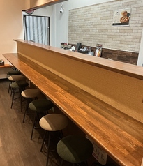 【お一人様でも気軽に楽しめる♪】当店には、カウンター7席をご用意しております。1名様からのご利用やデートなどにも大変おすすめのお席です。木の温もりを感じられる空間でゆったりとした時間をお過ごしいただけます。目の前で調理される料理の香りを楽しみながら自慢の美味しいイタリアンを存分にご堪能ください。
