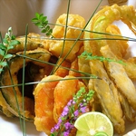 あれこれ有機野菜を「唐揚げ」でお楽しみ頂けます。風味引き立つ産直旬菜野菜をご堪能下さい。