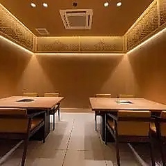 《喫煙可》【テーブル個室:5～8名様】歓送迎会や会食に◎温かい光射す空間。4名様テーブルが2つ並ぶ広めの個室がございます。木を基調としたナチュラルな空間は居心地抜群！壁面上部から温かい光射す店内は、気取り過ぎず、お食事をお楽しみいただけます。記念日のお祝いや中規模のご宴会にご利用ください。