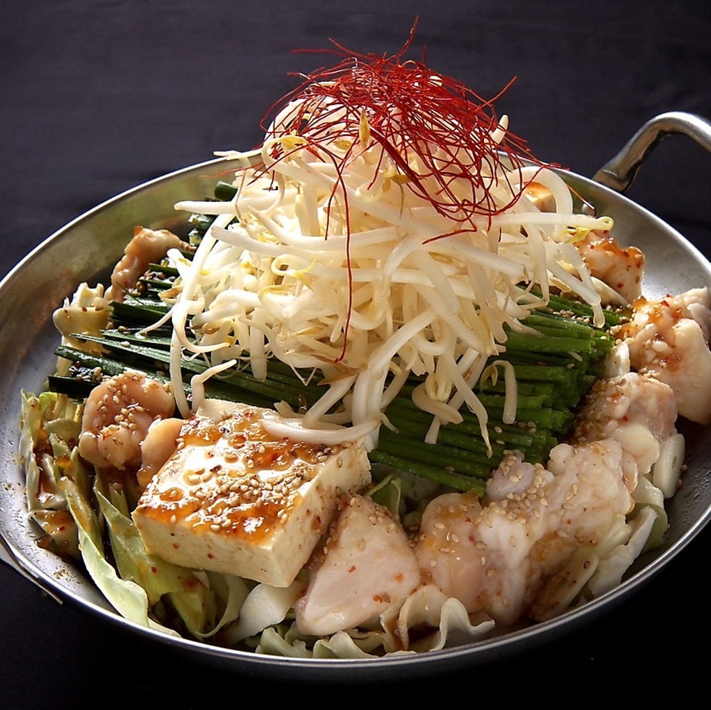 口の中でトロける牛もつと、鮮度の良い野菜の甘みが絶品の「近江の牛もつ鍋」をご堪能下さい。