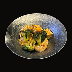 鶏胸肉とドライトマト、ブロッコリーのスパイシーマリネ