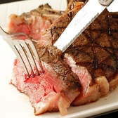 表面は香ばしく一気に焼き上げ、中は美しいローズ色に仕上げた絶品ステーキ!独自のドライエイジングで45日以上熟成された黒毛和牛は、ナイフがすっと通るほどの柔らかさです。噛むほどに溢れ出す濃厚な肉汁と、熟成肉特有の芳醇な香りをご堪能いただけます。