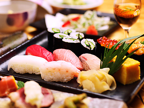 四季折々の食材を贅沢に使ったこだわりの日本料理をお楽しみください。 