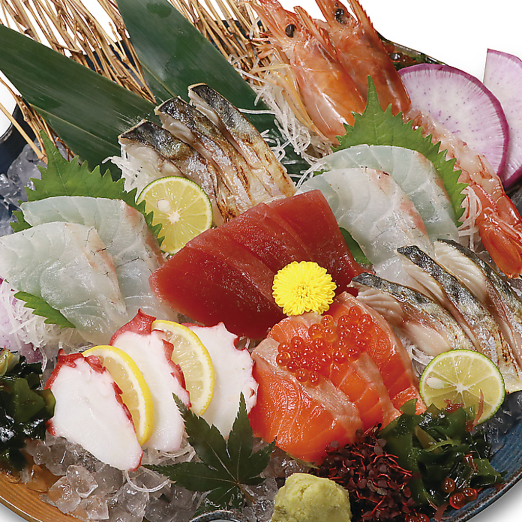 旬のおすすめを豪快に味わう！“御造り盛り合せ”　※写真は一例です。