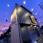 駐車場は無料で20台ご用意しております。荷物が多い時や天候が悪い時でも安心してご来店いただけます