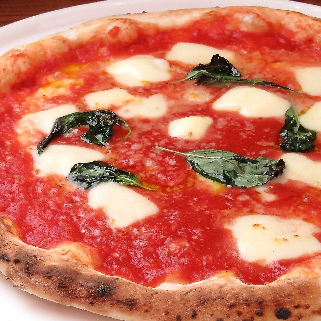 ピッツァといったら本格石窯で丁寧に焼き上げたトマトソース＋モッツァレラ＋バジルのマルゲリータ！