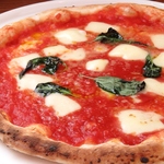 ピッツァといったら本格石窯で丁寧に焼き上げたトマトソース＋モッツァレラ＋バジルのマルゲリータ！