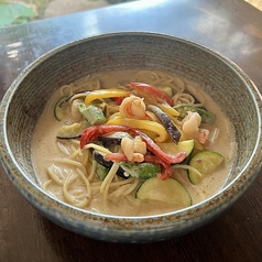 期間限定　夏野菜と海老のタイ風グリーンカレーパスタの写真