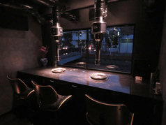 デートにぴったりな完全個室のカウンター席をご用意しております。プライベート感があり、大切な人との親密な時間を過ごすのに◎また特別な記念日や誕生日などにもオススメのお席です。美味しいお肉とお酒を楽しみながら思い出に残る時間をお過ごしください。