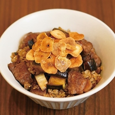 黒にんにくとリブロースのガーリックライス