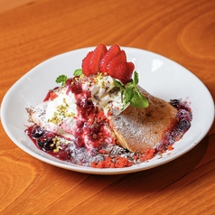 苺とベリーのスフレパンケーキ