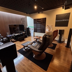 【シアタールーム 2名様】1時間/1,000円お好きな音楽を聴きながら、映画や動画をゆったりとご覧いただけます。ブルーレイレコーダーも完備していますのでお好きなディスクを持ち込み可能です。正面だけでなく、背後や天井などに設置されたスピーカーにより臨場感を楽しみながらお食事いただけます。