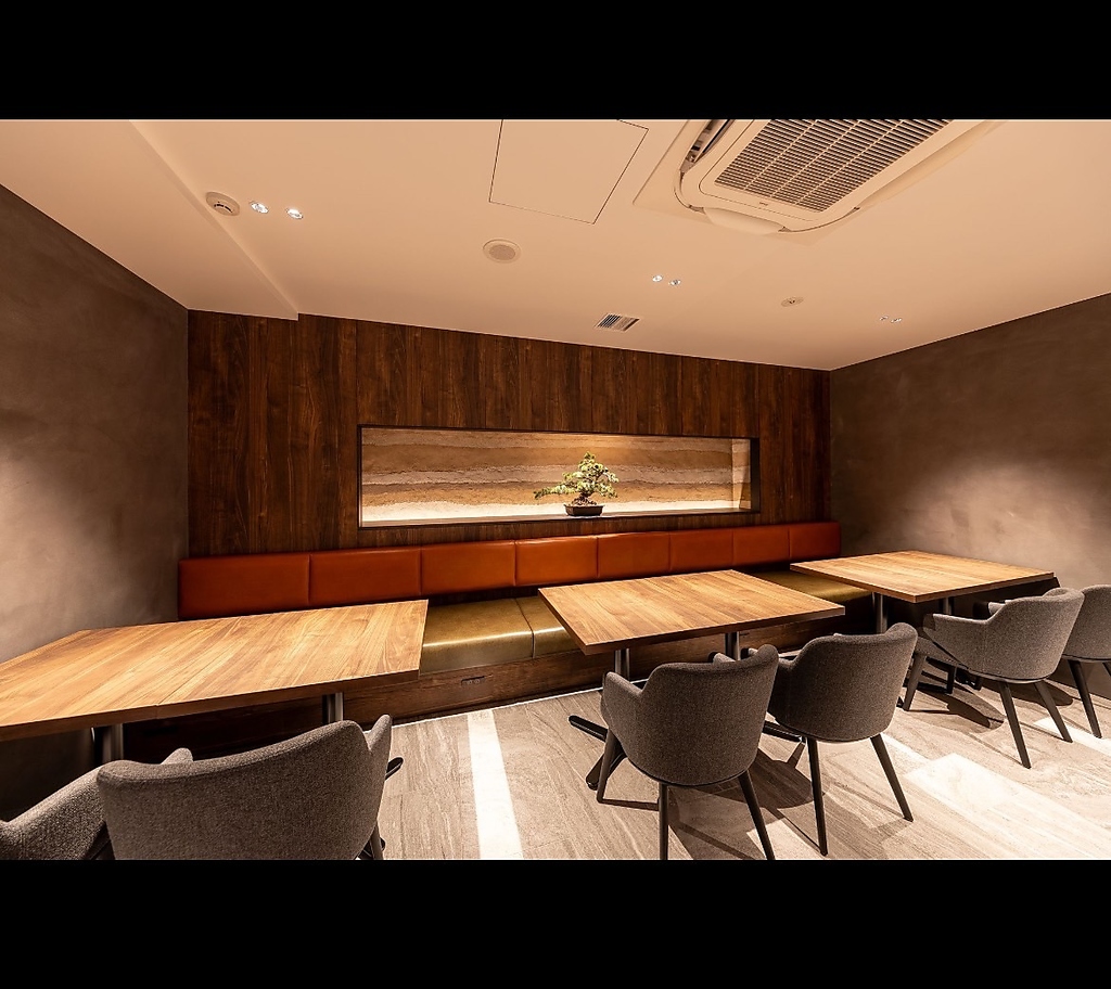 ＜落ち着きのあるベンチソファー席は2～4名様までゆったりとお寛ぎいただけます＞