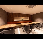 ＜落ち着きのあるベンチソファー席は2～4名様までゆったりとお寛ぎいただけます＞