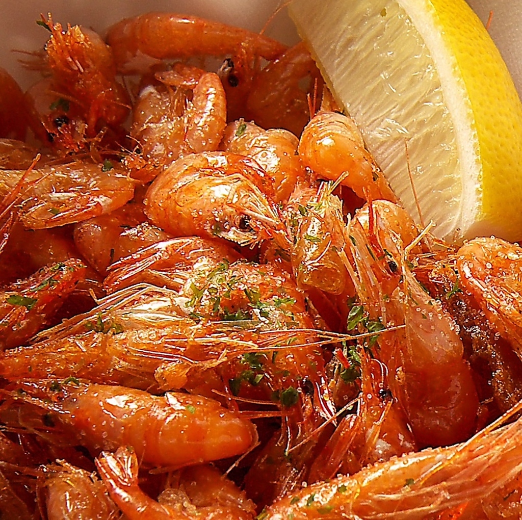 カラッと揚げた海老がヤミツキに！「カリカリ川えび」揚げたてアツアツをお召し上がりくださいませ。