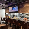 バーテンダー気分でお酒を楽しめる特等席。豊富に並ぶボトルを眺めながら、100種以上のドリンクを気軽に注文できます。お一人様のちょい飲みはもちろん、スタッフとの会話も楽しめるのでリピーターも多数。モニターを見ながらゆったりと過ごせる空間は、仕事帰りの一杯や二次会の利用にも最適です。