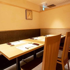 シンプルなデザインのテーブルと椅子が、料理の美しさを引き立てるお席です。活蟹料理の新鮮な味わいを、落ち着いた雰囲気の中でじっくりと楽しむことができます。