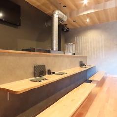 会話も弾む、大将との距離が近いカウンター席は当店の特等席！職人の手さばきを目の前で楽しみながら、その日おすすめの食材や相性の良いお酒について、大将と気軽に語らえるのが醍醐味です。お一人様でも気兼ねなく、美味しい料理と共に温かな交流を愉しむ贅沢。新しくなった空間で、心もお腹も満たされるひとときを。