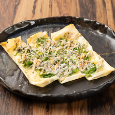 シラスと九条ネギのパリパリピザ 酒粕風味