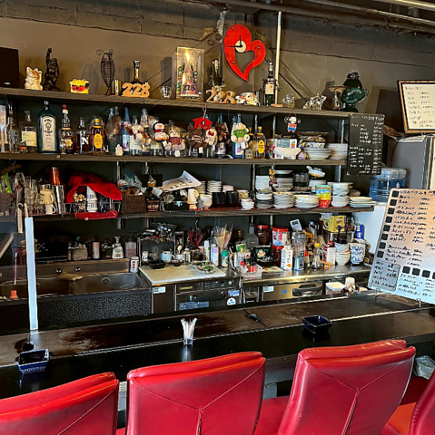 こだわりの空間で鉄板料理が食べられます！