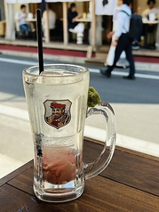 【1階立ち飲み席】総席数60席のうち、1階は立ち飲み30席をご用意しております♪平日の気軽な1人飲みに最適な立ち飲み席を完備し、お茶割りやサワーをリーズナブルに楽しめます!きんぎょの文字のネオン看板と提灯が目印です◎古民家を改装した綺麗な店内はアットホームな空気感が魅力ですので是非ご利用下さい♪