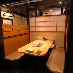 【少人数のお集まりや家族とのお食事にも当店は最適】木のテーブルと温かみのある照明が、落ち着いた雰囲気を演出します。合コンや女子会はもちろん、2次会などのちょい飲みにもぜひご利用ください。安心して食事や会話を楽しめる居心地のよい空間です。