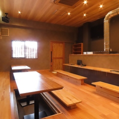 大人数のご宴会なら、新しくなった店内のまるごと貸切がおすすめです！木のぬくもりに包まれたモダンな空間を、気兼ねなく独占。足を伸ばして寛げる掘りごたつ席や、大将との会話が弾むカウンター席を自由に使い、大切な仲間と特別なひとときをお過ごしいただけます。 周囲を気にせず、至福の宴を。