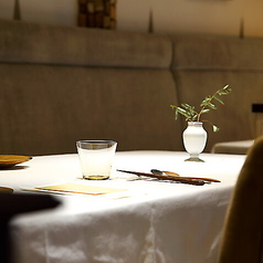 【落ち着いた雰囲気のテーブル席】