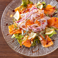 食卓を彩る鮮やかな一皿。サーモンといくらの贅沢カルパッチョの写真