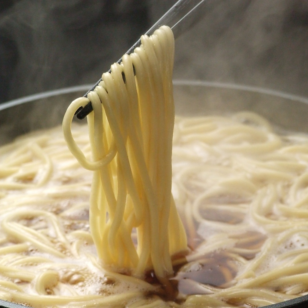 博多もつ鍋の〆はちゃんぽん麺！スープとよく絡む麺は絶品！お腹がいっぱいでも箸が進みます♪