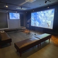 扉を開けるとシックな雰囲気ながら壁に描かれた韓国語やプロジェクターで投影される映像、お席は4名のテーブル席をご用意。さらに個室空間もご用意しておりますのでぜひどうぞ♪