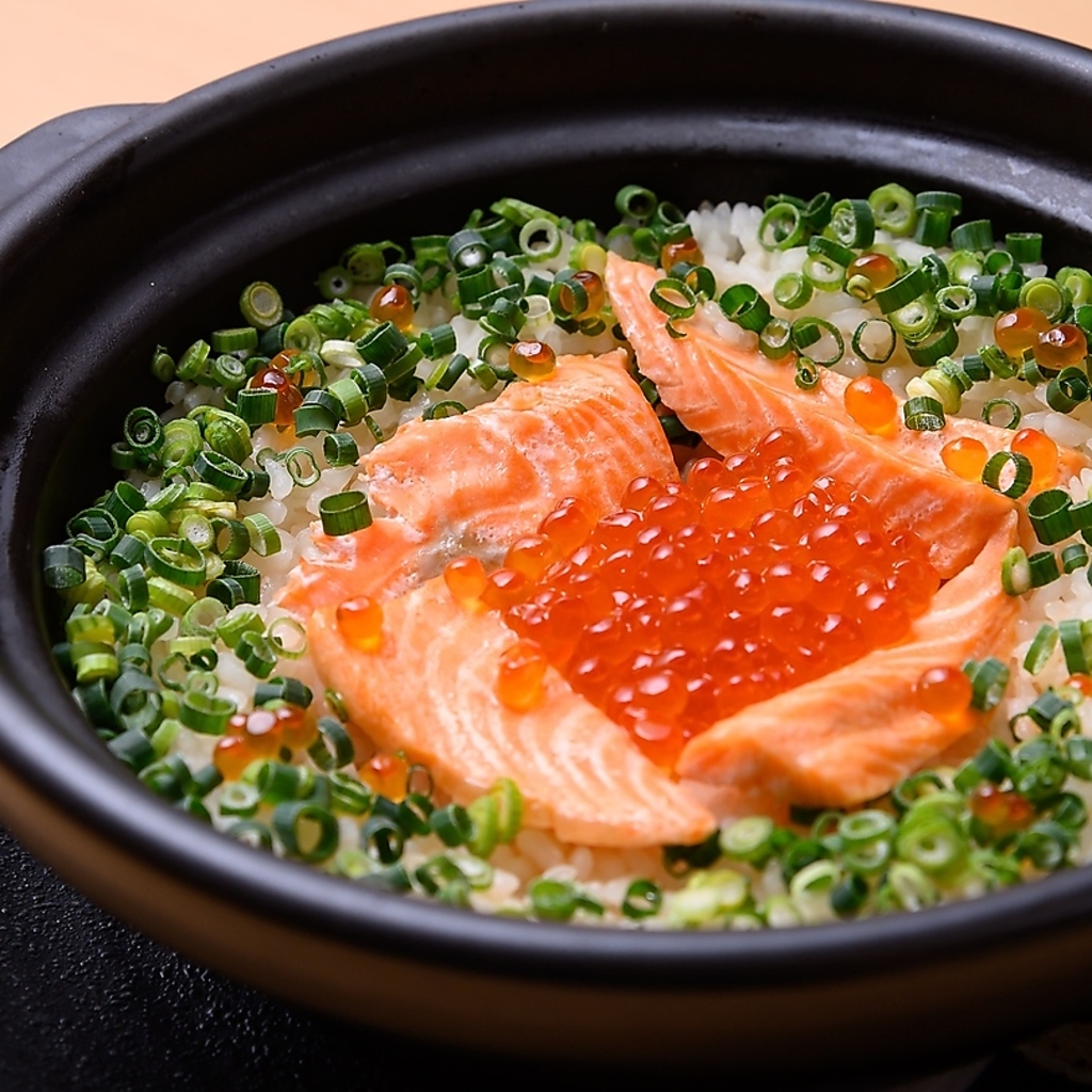 鮭といくらの親子土鍋ごはんは旨味が詰まった一品。鮭の香ばしさといくらの食感が楽しめる料理です！