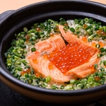 鮭といくらの親子土鍋ごはんは旨味が詰まった一品。鮭の香ばしさといくらの食感が楽しめる料理です！