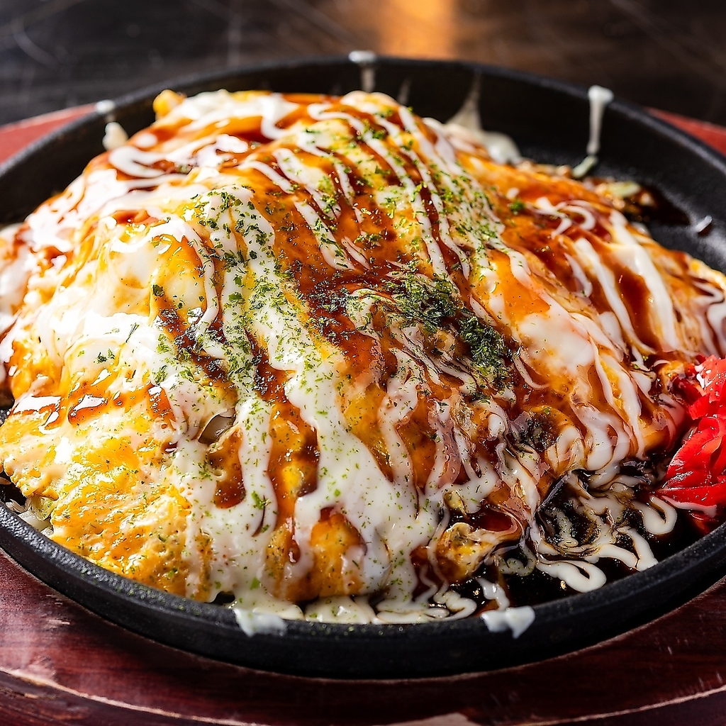 牛すじの九条ねぎ焼き、やわらかスペアリブ、キャベツたっぷりとんぺい焼き風の三大名物をぜひ！