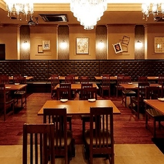 【1階テーブル席＆ソファー席：2～80名様】シャンデリア輝くちょっと贅沢な空間。店内奥に進むと、バル風の秘密空間。肩肘張らないカジュアルながら、細部までこだわり抜いたインテリアが織りなす大人のお洒落なお席です。ゆったりくつろげるソファー席と、会話が弾むテーブル席を2名様から最大80名様でご利用可能。