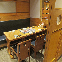 扉付き完全個室のテーブル席。プライベート感ばっちり。