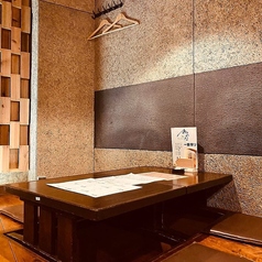 【4名様×5卓】木の温もりを感じるくつろぎの掘りごたつ席♪木の温もりを感じる落ち着いた掘りごたつ席を完備しております。最大20名様までご利用OK！足を伸ばしてゆったりとおくつろぎいただけるため、長時間の宴会にも最適です。少人数から大人数まで、さまざまなシーンにぜひご利用ください。