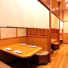 【2名様からご利用可能な半個室席】大曽根駅から徒歩1分の海鮮居酒屋！デートや仕事帰りのカジュアルな飲み会などにおすすめ。落ち着いた和風のプライベート空間はお誕生日や記念日のお祝いにもおすすめです。魚星こだわりの料理と厳選したお酒をゆっくりお楽しみいただける寛ぎ空間となっております。