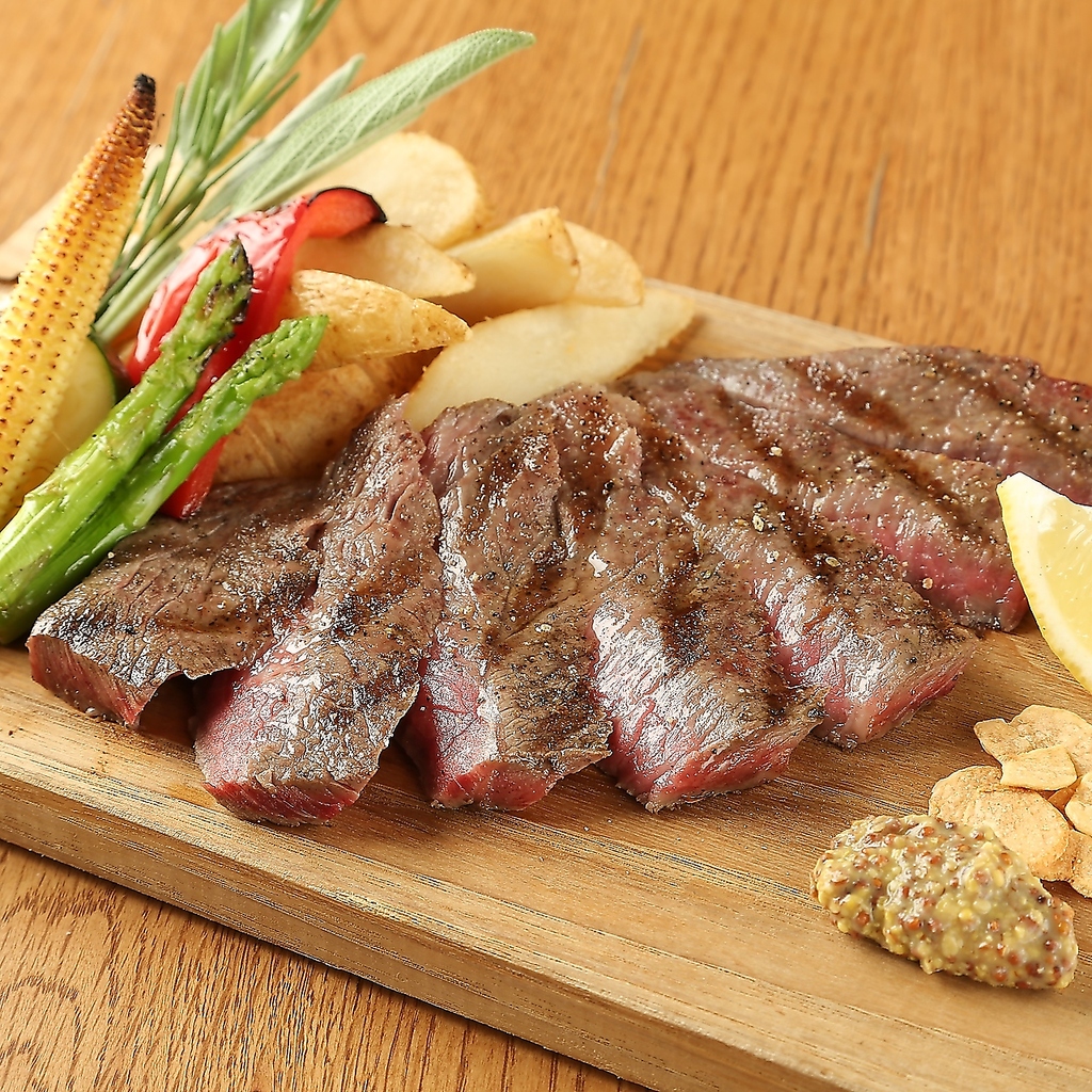 ピッツァやパスタばかりじゃありません、本格的なお肉料理もご用意「牛肉のタリアータ」1738円(税込)